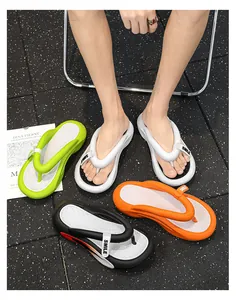 Detaillierte Aufnahme verschiedener bunter EVA-Flip-Flops mit dicker Gummisohle