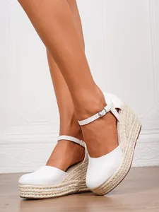 Detailansicht weißer Espadrille-Keilsandalen mit geschlossenem Zehenbereich und Riemen