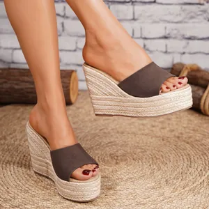 Sandalias de cuña con plataforma en ante marrón y suela de cuerda tipo alpargata