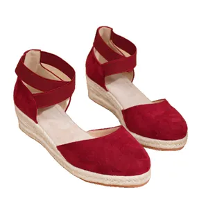 Sandalias de cuña de ante rojo para mujer con correas elásticas cruzadas en el tobillo.
