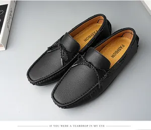 Vue détaillée des mocassins noirs pour hommes en cuir texturé avec nœud décoratif