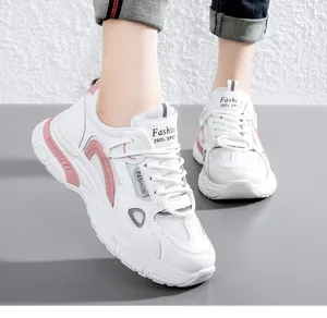 Gedetailleerd overzicht van witte en roze chunky sneakers voor dames met dikke zolen
