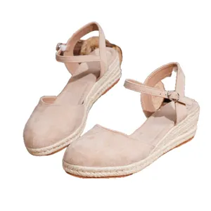 Esparteñas de cuña cerradas con correa ajustable al tobillo en color beige suave