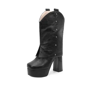Detalle de botines negros con plataforma, tacón ancho y adornos de tachuelas