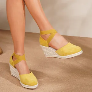 Sandalias de cuña amarillas para mujer con puntera cerrada, suela esparto y correa