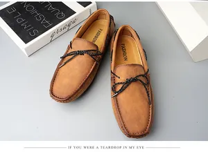 Vue de dessus de mocassins classiques en cuir marron pour hommes avec un nœud décoratif
