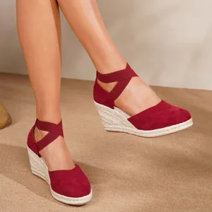 Elegantes sandalias de cuña tipo alpargata rojas cerradas con correas