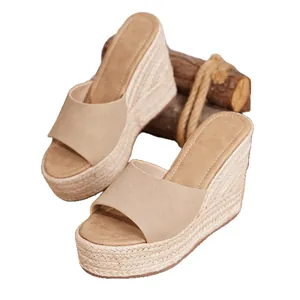 Sandalias de cuña de ante beige de moda con suela de cuerda de paja con plataforma
