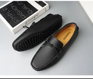 Vue rapprochée de mocassins en cuir noir pour hommes avec semelle à picots en caoutchouc