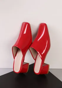 Mules en cuir verni rouge à talon bloc et bout carré pour femmes