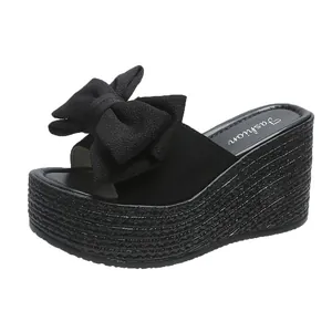Elegante schwarze Keilsandalen für Damen mit einer großen dekorativen Schleife vorne
