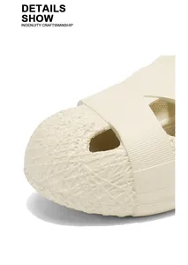 Detaillierte Makroansicht beiger Clogs mit gewebter Textur und geripptem Riemendesign