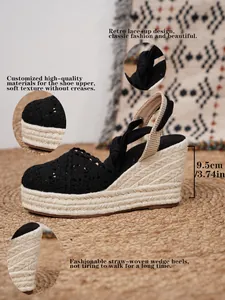 Detalle de sandalias de cuña de ganchillo para mujer con tacón de paja de 9,5 cm y cordones