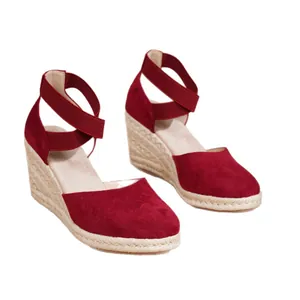 Elegantes sandalias de esparto con cuña rojas y cerradas con cómodas correas elásticas
