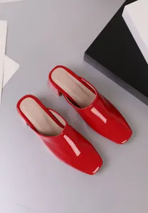 Mules chics pour femmes en cuir verni rouge à talons épais et bout carré design