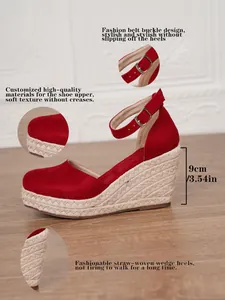 Vista de detalles de sandalias de cuña rojas con punta cerrada y tacón de esparto de 9 cm