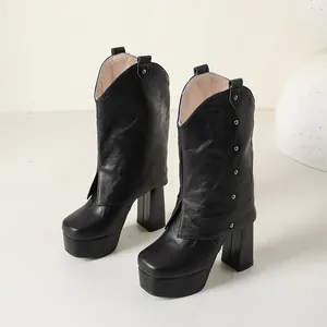 Botines de plataforma con tacón grueso para mujer con detalles de tachuelas negras.