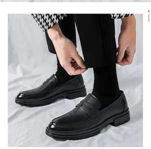 Detailansicht der klassischen schwarzen Brogue-Leder-Loafer für Herren mit dicken Sohlen