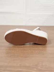 Detalle de la suela de goma duradera en las alpargatas de cuña para mujer talla 37