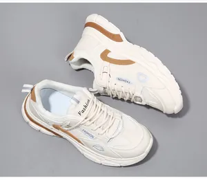 Bovenaanzicht van stijlvolle beige chunky sneakers met dikke zolen en mesh details