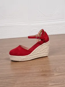 Detailansicht einer stilvollen roten Espadrille-Keilsandalette mit Jute-Seil-Absatzstruktur