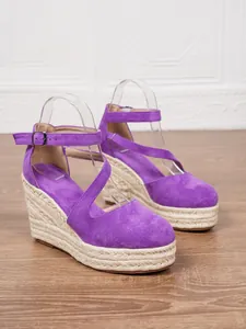 Lila Keilsandaletten aus Wildleder mit Knöchelriemen und Espadrille-Plateausohle