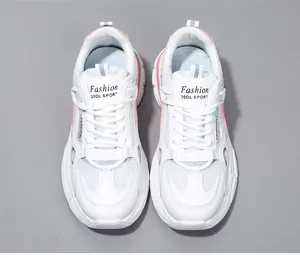 Bovenaanzicht van modieuze damesplatformsneakers in wit en roze met mesh-details
