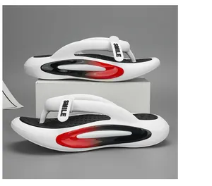 Detailansicht von weißen Sport-Flip-Flops mit rot-schwarzen Akzenten