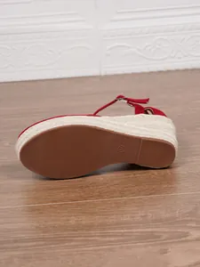 Unteransicht der roten Espadrille-Keilsandale mit strukturierter Sohle und Details
