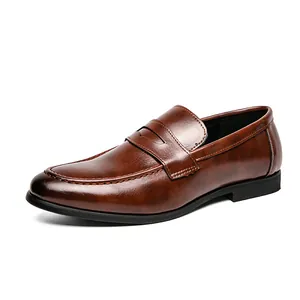 Mocasines clásicos de cuero marrón para hombre con estilo slip-on cómodo y elegante