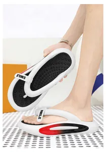 Detailansicht von weißen EVA-Zehentrennern mit SMILE-Schriftzug auf den Riemen.