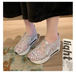 Silberne Spitzen-Mesh-Plateau-Sneaker mit Pailletten und bequemer Keilsohle für Damen