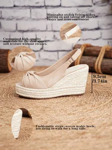 Vista detallada de sandalias de cuña de paja trenzada beige con tacones de 9,5 cm