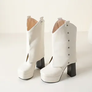 Vista detallada de botas de cuero blanco con plataforma, tacón ancho y tachuelas de metal.