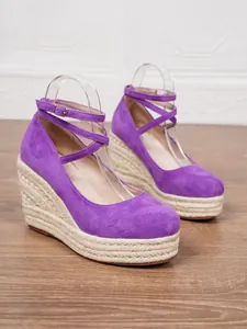 Esparteñas de cuña de ante morado con plataforma de paja tejida y tiras al tobillo