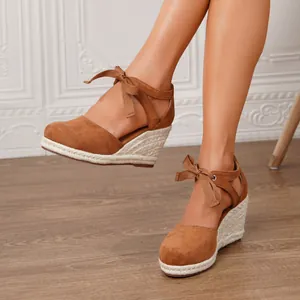 Sandalias de cuña marrón con cintas en el tobillo y suelas de alpargata de esparto tejido