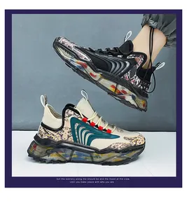 Primer plano de zapatillas chunky de grafiti con suela gruesa de popcorn y parte superior de malla