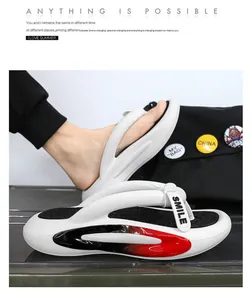 Detailansicht weißer EVA-Flip-Flops mit modischem rot-schwarzem Farbverlauf