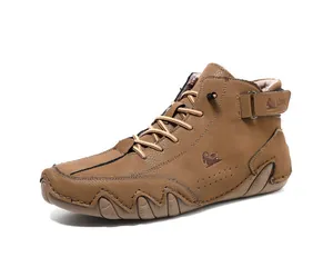 Vue détaillée de bottes d'hiver montantes marron pour hommes avec doublure chaude.