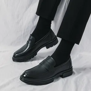 Klassische schwarze Herren-Brogue-Loafer mit dicker Sohle und eleganter Perforation.
