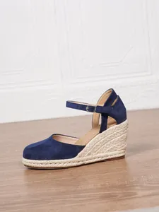 Dettaglio sandalo con zeppa in camoscio blu e tacco in corda espadrillas