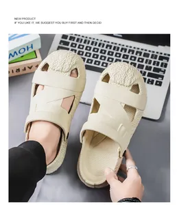 Detailansicht stilvoller beiger atmungsaktiver Herren-Clogs mit rutschfester Sohle für Sommer