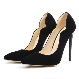 Elegantes tacones de aguja negros con punta fina y bordes ondulados para mujer