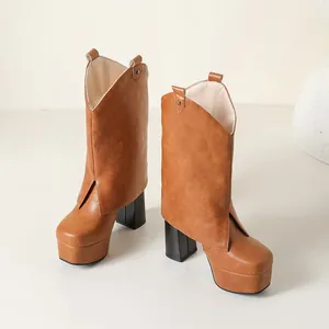 Vista detallada de botines marrones con plataforma y tacón ancho con diseño cruzado.