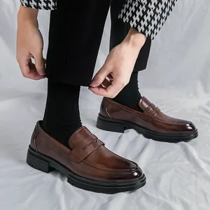 Braune Brogue-Leder-Loafer für Herren im britischen Stil mit dicker Sohle Slip-on