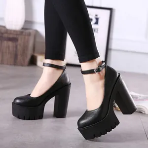 Detailansicht eleganter schwarzer 14cm Plateau-Pumps mit Blockabsatz und Riemchen