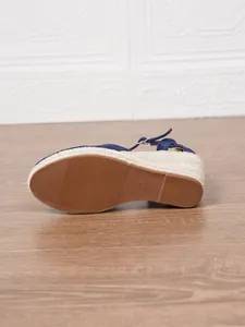 Vista dettagliata della suola delle scarpe zeppa espadrillas blu navy con gomma antiscivolo