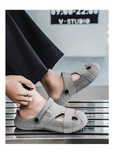 Detailansicht grauer Herren-Sandalen mit atmungsaktivem, gewebtem Schaumstoff-Design.