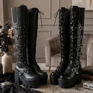 Vue détaillée de bottes gothiques au-dessus du genou avec plateformes et boucles cœur.