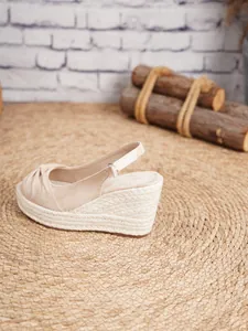 Elegantes sandalias de cuña beige con puntera cerrada y plataforma de yute con tira trasera